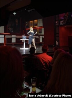 Ivana Vojinović na sceni tokom "Influenserice"