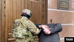 FSB haqimleri Qırımda Ukrayinağa qoltutqan vatandaşlarnı tuttı, nümüneviy fotoresim