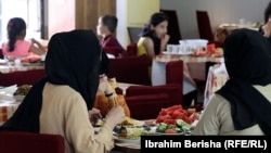 Afganët gjatë drekës që shërbehet për ta në kompleksin “Rafaelo”.