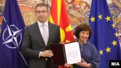 Presidentja Gordana Silanovska-Davkova dhe mandatari për formimin e Qeverisë së re, kreu i VMRO DPMNE-së, Hristijan Mickoski, 6 qershor 2024.