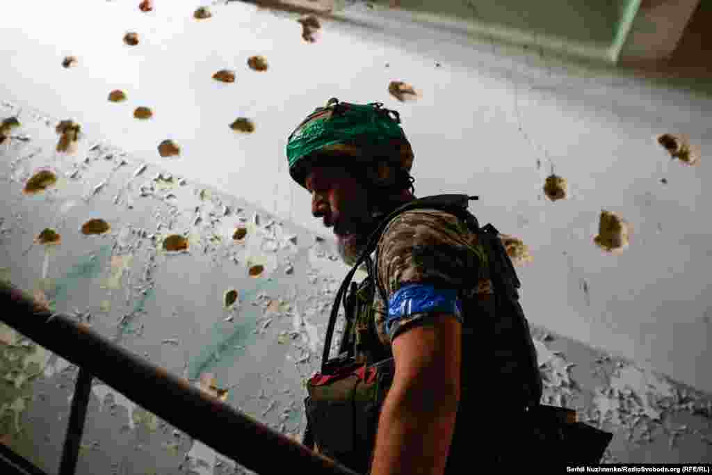 Украинский военный с позывным "Борода" смотрит на тело погибшего российского солдата. Кстати, в украинской армии сейчас нет ограничений на ношение бороды, в то время как в российской в январе 2023 года они были запрещены распоряжением Валерия Герасимова.