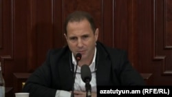 Бывший министр обороны Армении Давид Тоноян на заседании следственной комиссии НС,  Ереван, 1 августа 2023 г. 
