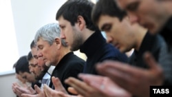 "Бутырка" убактылуу кармоочу жайында отурган мусулмандар намаз окуп жатышат. Москва. 21-январь, 2023-жыл.
