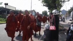 بودايان جاوا ټاپو کې خپل معبد ته لسګونه کيلوميټره پلی سفر کوي