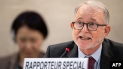 د افغانستان د بشري حقونو چارو لپاره د ملګرو ملتونو ځانګړی راپور ورکوونکی رېچرډ بېنېټ په جېنیوا کې یوې غونډې ته د وینا پر مهال - پخوانی انځور.