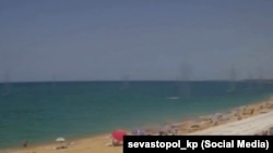 Обломки ракет падают в Черное море рядом с пляжем Учкуевка в Севастополе, июнь 2024 года
