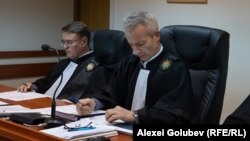 Judecătorii Stelian Teleucă (stânga) și Igor Mînăscurtă, doi dintre cei 17 magistrați care au depus cereri de demisie de la Curtea de Apel Chișinău.