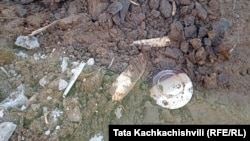 დამეწყრილ ადგილას საოჯახო ნივთებია მოფენილი