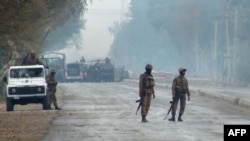 امنيتي سرتيري په لکي مروت کې په پيره ولاړ دي - انځور له ارشیفه