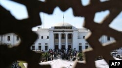 د خیبر پښتونخوا د اسمبلۍ مخې ته ګڼ کسان ورغونډ شوي دي - پخوانی انځور. 