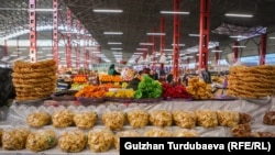 Базарда бүгүн боорсок өтүмдүү болуп жатат.