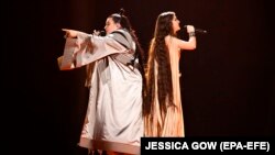 Співачки Alyona Alyona (праворуч) і Jerry Heil, які представляють Україну з піснею Teresa & Maria на «Євробаченні-2024» під час виступу в першому півфіналі. Мальме, Швеція, 7 травня 2024 року