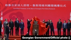 ფოტო არქივიდან: პეკინის უნივერსიტეტში შოთა რუსთაველის სკულპტურის გახსნა. 2023 წლის 30 ივლისი