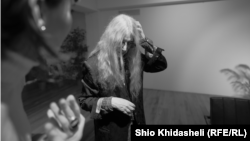 პატი სმითი: მომწონდა, როდესაც შავი თმა მქონდა. ახლა ვერცხლისფერი თმა მაქვს. ესეც ასაკის საჩუქარია.