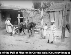 Oşda demirçi ussa atyň aýagyna nal kakýar.