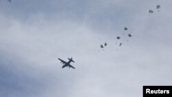 د مارچ پر لومړۍ نېټه له یوې الوتکې څخه د غزې اوسېدونکو لپاره مرستندویه توکي اچول کېږي. 