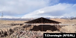 Кочкор өрөөнүндөгү кара кытайларга (XII к.) таандык жер астындагы Көк-Таш көрүстөнү. Аны археологдор К.Табалдыев менен О.Солтобаев изилдешүүдө. 11.2.2023.