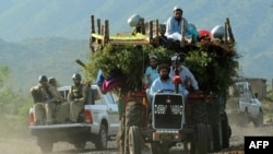 د کورمې کډوال د کورونو پرېښودو په حال کې - انځور له ارشیفه