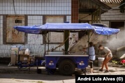 Svyatohirskut po i kthehet ngadalë gjallëria, me ndihmën humanitare në dispozicion për më pak se një mijë banorët e mbetur.