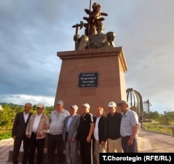 Каракул баатырдын айкелинин жанында. 13.4.2024. 