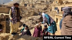 تعدادی از روستائیان سیلاب‌زده در غور 