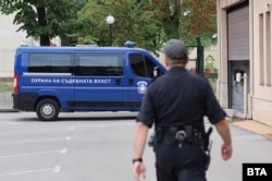 Васил Божков пристига с бус на "Съдебна охрана" в сградата на СГП на столичната ул. "Черковна". Разпитът му продължава втори ден в сряда.