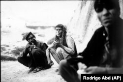 Të varurit nga droga duke marrë heroinë nën një urë në Kabul më 20 qershor.