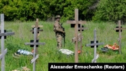 Поховання останків шістдесяти військовослужбовців російських збройних сил та трьох мирних жителів, які загинули під час російсько-українського конфлікту. Луганськ, контрольована Росією Україна, 18 травня 2023 року