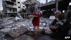 فلسطينيان د مارچ پر ۱۱مه د لومړي روژه مات لپاره چمتووالی نيسي.