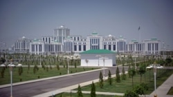 Diňle: Arkadag şäherindäki köp gatly jaýlaryň ýokarky gatlaryna gündizlerine suw çykmaýar – ýaşaýjylar
