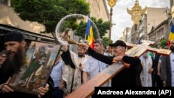 Fostul politician Gigi Becali stropind cu agheasmă, a doua zi, traseul marșului Pride de la București din 2023.