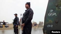 د لکي مروت پوليسو د دوی په چارو کې د مداخلې ضد پرلت وهلی وو. پخوانی انځور