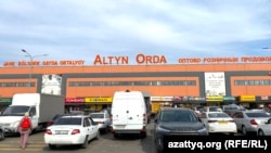 Казакстандын Алматы шаарындагы “Алтын ордо” базарынын бир бөлүгү. Иллюстрациялык сүрөт.