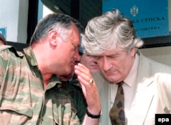 Архівне фото від 5 серпня 1993 року: лідер боснійських сербів Радован Караджич (праворуч) слухає командувача боснійських сербів Ратко Младича під час зустрічі у Пале, Боснія і Герцеговина