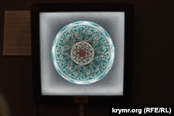 Щит «Кобек» разработан автором на основе оригинальных орнаментов на шлеме XVIII – XIX веков, который хранится в Музее искусства Метрополитен в США