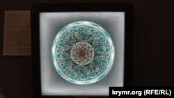 "Köbek" qalqanı müellif tarafından ABD-nde Metropoliten sanat müzeyinde saqlı turğan 18-19-nci asırlarğa ait demir başlığı üzerindeki asıl örnekler esasında azırlanğan