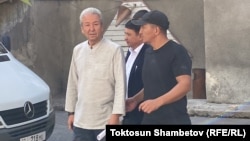 Адахана Мадумарова забирают из здания МВД на судебное заседание, Бишкек. 2 сентября 2023 г.