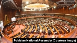 وزیراعظم وايي د قامي اسمبلۍ په غونډه کې د قبایلي سیمو استازو اندېښنې اوري - د اپرېل ۱۰مې انځور.