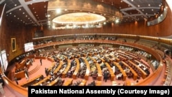 د پاکستان ولسمشر عارف علوي‌ د اګست پر نهمه قومي اسمبلۍ ماته کړې وه