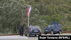 Vozila kosovske policije stacionirana na ulazu u selo Banjska pored Zvečana na severu Kosova, 25. septembra 2023. godine, dan nakon što su maskirane naoružane osobe izvele oružani napad, ubivši jednog policajca i ranivši nekoliko drugih.