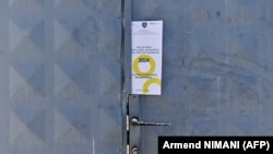 Një fletushkë informuese për regjistrimin  e popullsisë e vendosur në derën e një shtëpie në Prishtinë. 5 prill 2024. 