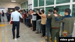 Täjigistandan gelen migrantlaryň Sankt-Peterburgyň polisiýa bölümi tarapyndan gabawa salnyp saklanan pursady. 2023-nji ýylyň 16-njy awgusty.