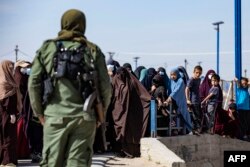 Žene i djeca u kampu Roj, u sirijskoj sjeveroistočnoj provinciji Hasakah 8. oktobra 2023.