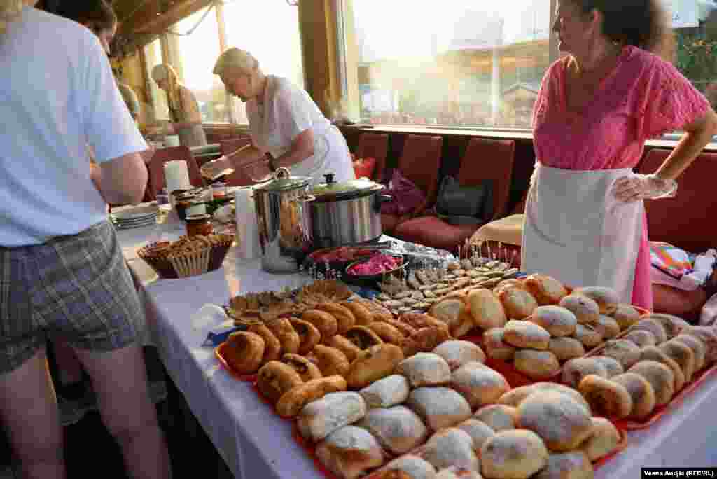 Na večeri su služeni ukrajinski specijaliteti, koje su pripremali članovi antiratne grupe "Rusi, Ukrajinci, Belorusi i Srbi zajedno protiv rata" (RUBS) sa prijateljima i saradnicima, a nastupila je i ukrajinska umetnica Ljana Odinec.