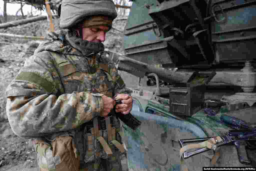 Костянтин працював на металургійному підприємстві на Дніпропетровщині. По відеозв'язку йому телефонує мама і вітає з днем народженням. &laquo;Дякую, я трохи зайнятий&raquo;,&nbsp; &ndash; відповідає він, продовжуючи заряджати магазин автомата. Йому сьогодні &ndash; 46 років