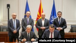 Директорот на Јавното претпријатие за државни патишта, Ејуп Рустеми и директорот на „IRD Engeineering“, Паоло Орсини потпишаа договор за надзор над изградбата на автопатите од коридорите 8 и 10 на 2 февруари 2023. Стојат: Заменик-министерот за транспорт и врски, Беким Реџепи, вицепремиерот Артан Груби, премиерот Димитар Ковачевски и министерот за транспорт и врски Благој Бочварски