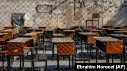 په کابل کې د نجونو يو تړلي ښوونځي کې چوکۍ خالي پرتې دي - انځور له ارشیفه 