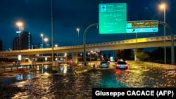 په دوبۍ کې تر سخت باران وروسته پر سړکونو اوبه ډنډ شوې دي - د اپرېل ۱۷مې سهار انځور.