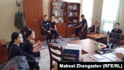 "Акмаралдын" бийчилери топ жетекчиси менен.