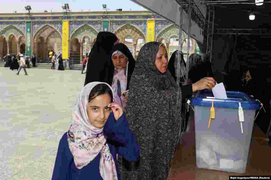 Иран көптөгөн жылдардан бери азыркы жетекчиликтин легитимдүүлүгү шайлоочулардын көптүгүнө байланыштуу экенин айтып келген. Бирок шайлоого катышуунун төмөндүгү, саясий элитага каршы нааразылыктар учурдагы элитанын легитимдүүлүгүнөн күмөн санатууда.&nbsp; &nbsp;